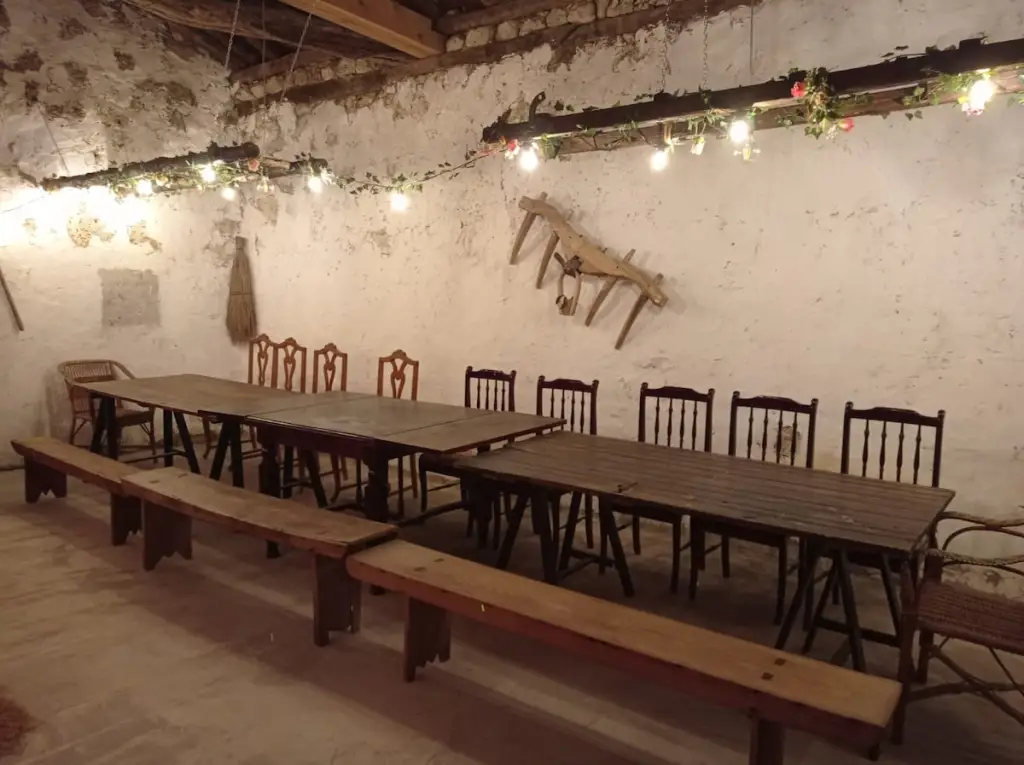 Comedor amplio con varias mesas, sillas y bancos