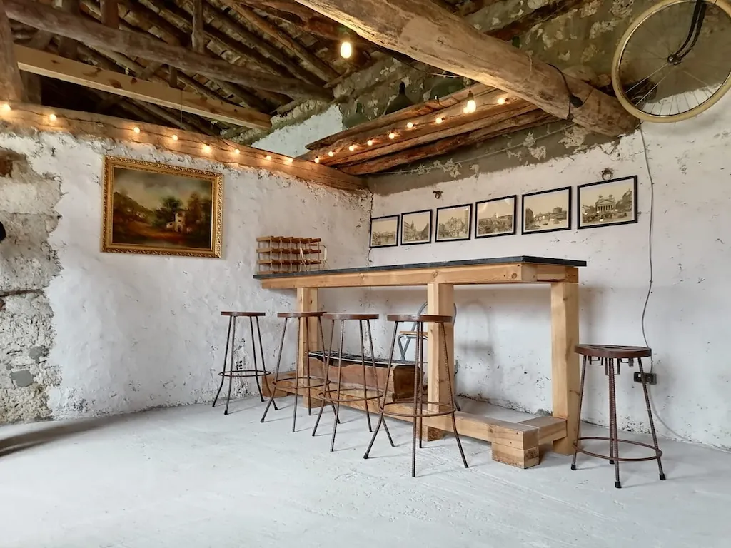 Barra de bar con taburetes y cuadros