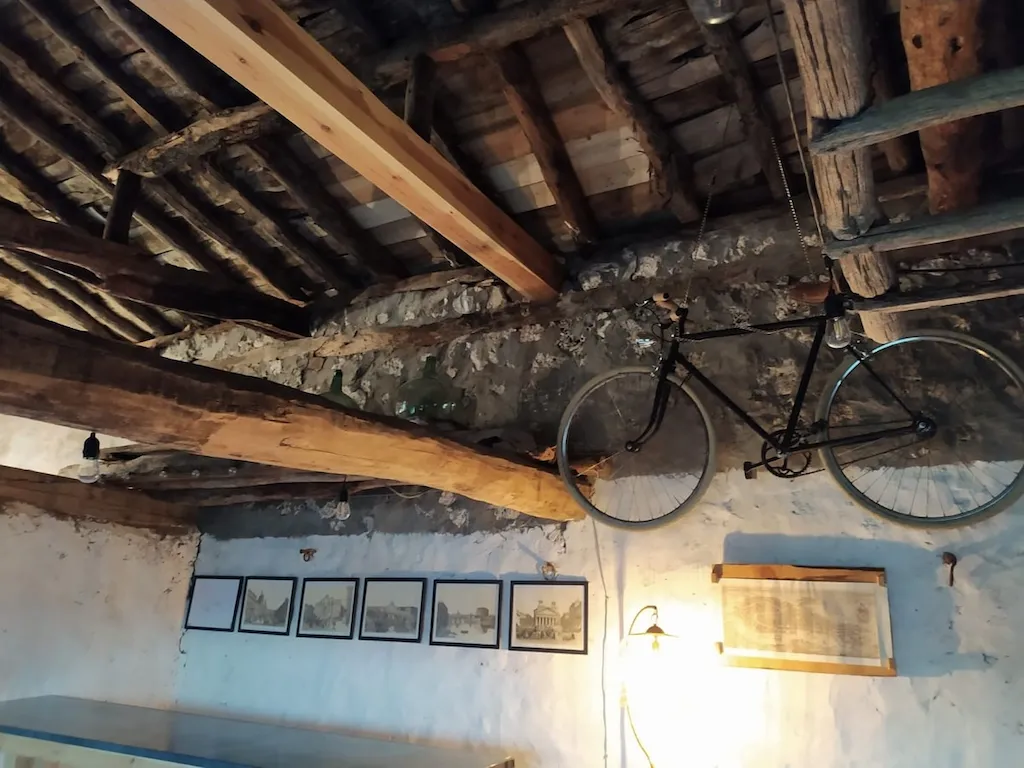 Bicicleta colgada del techo de bar