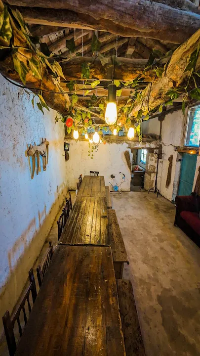 Comedor amplio con varias mesas, sillas, bancos y sofás