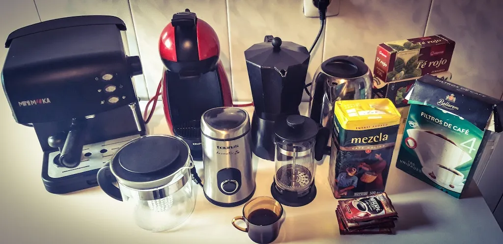 Distitnas cafeteras y bolsas de café