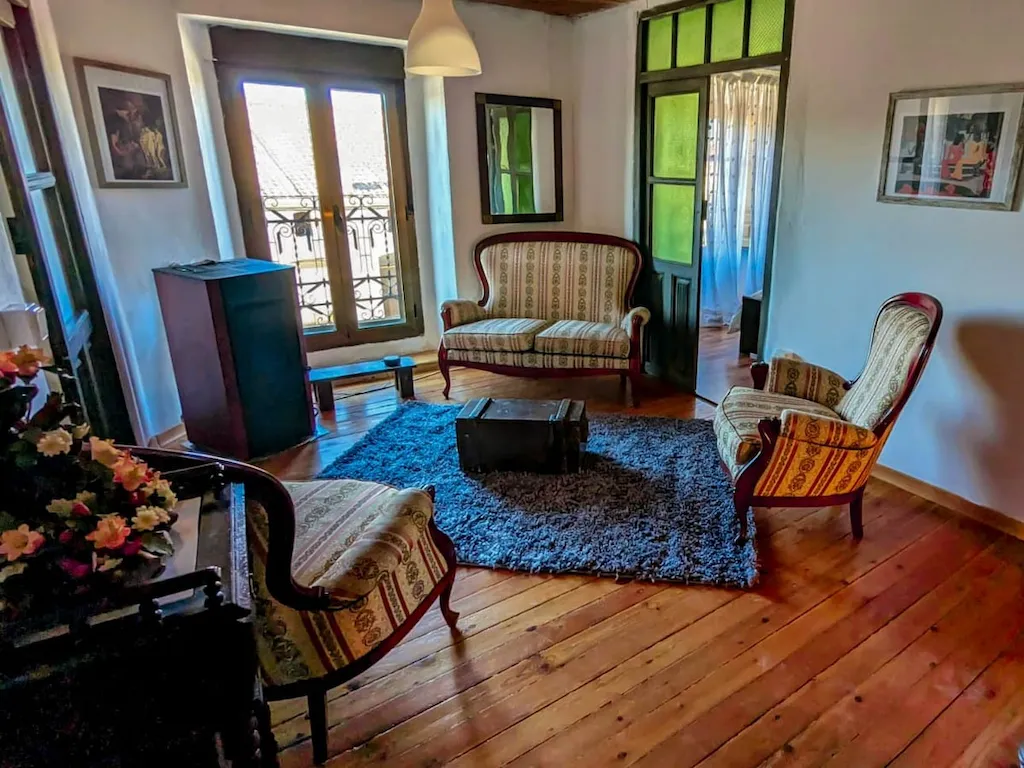 Recibidor segunda planta con sillones y una estufa