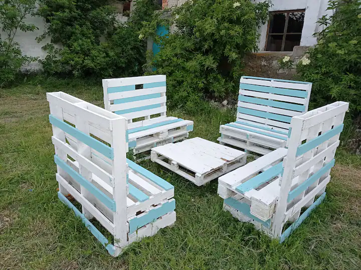 Mesas y bancos en el jardín