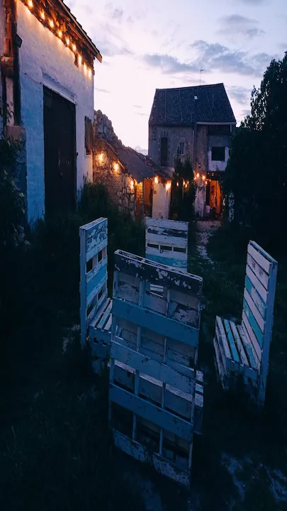 Mesas y bancos en el jardín