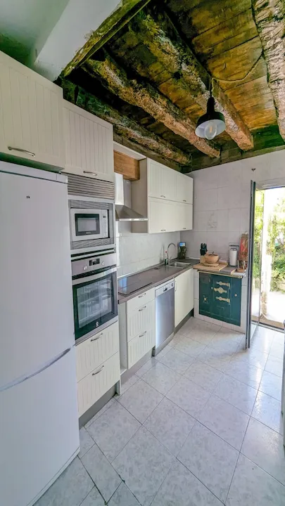 Cocina amplia con electrodomésticos