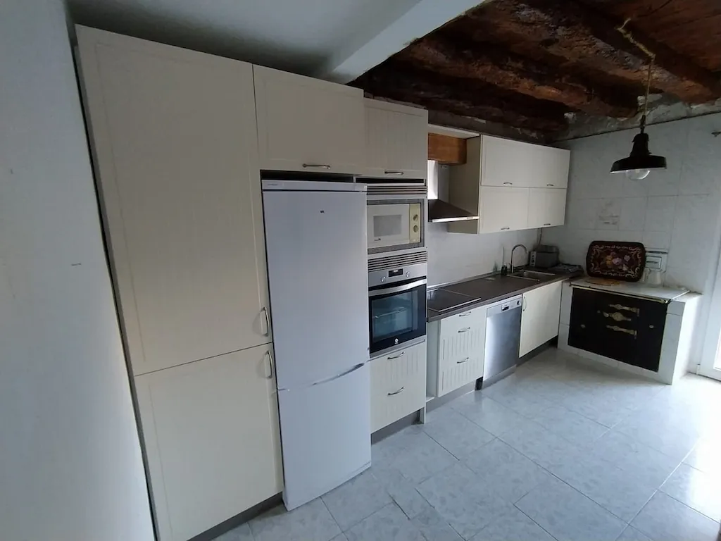 Cocina amplia con electrodomésticos