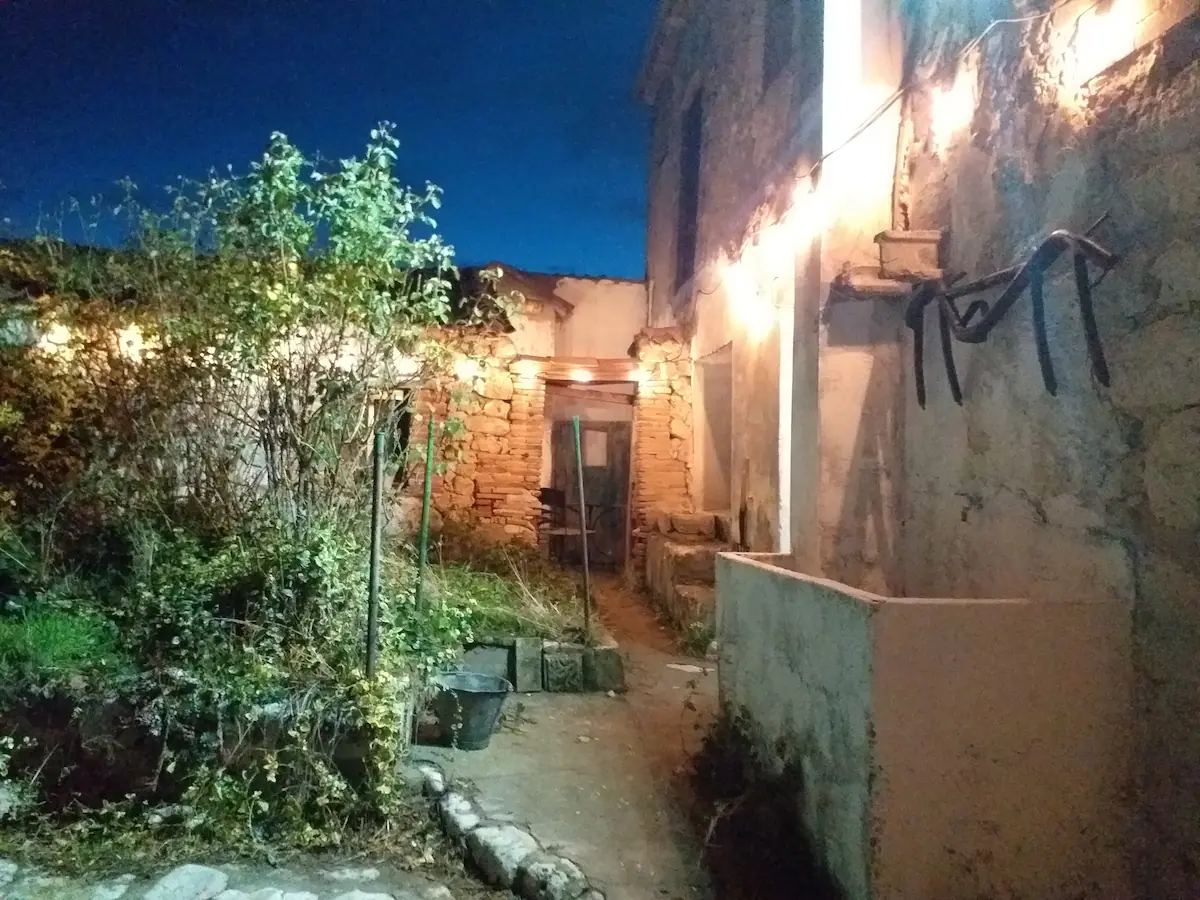Entrada al patio por la noche