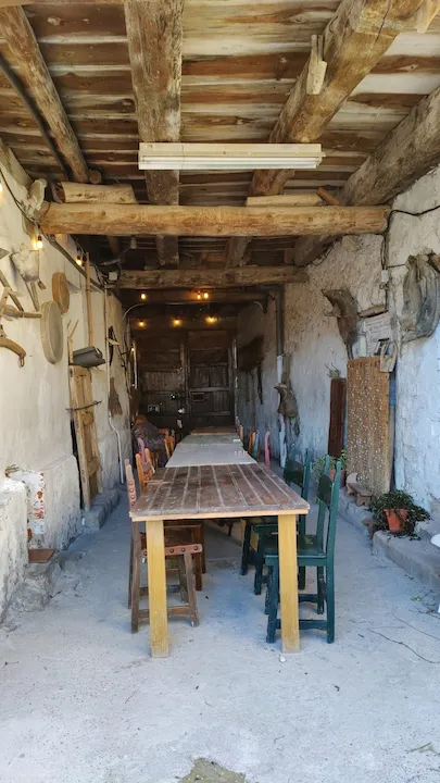 Mesas en zona exterior bajo un techo