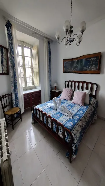 Habitación de matrimonio con cisnes hechos con toallas sobre la cama