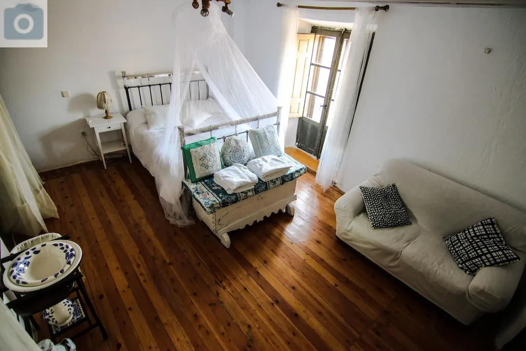 Habitación de matrimonio con sofá