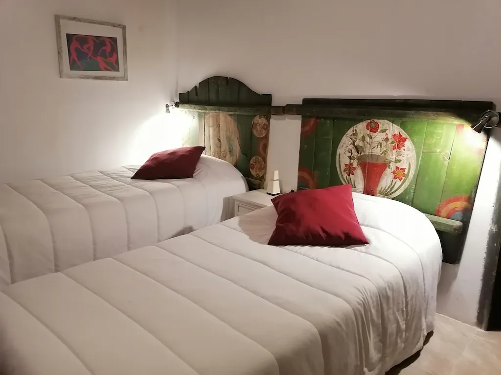 Dos camas individuales con cabeceros hechos a mano