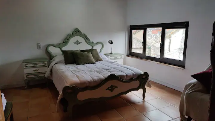 Habitación con cama de matrimonio y sofá
