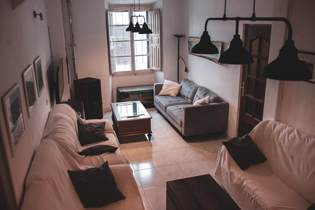 Salón principal con distintos sofás