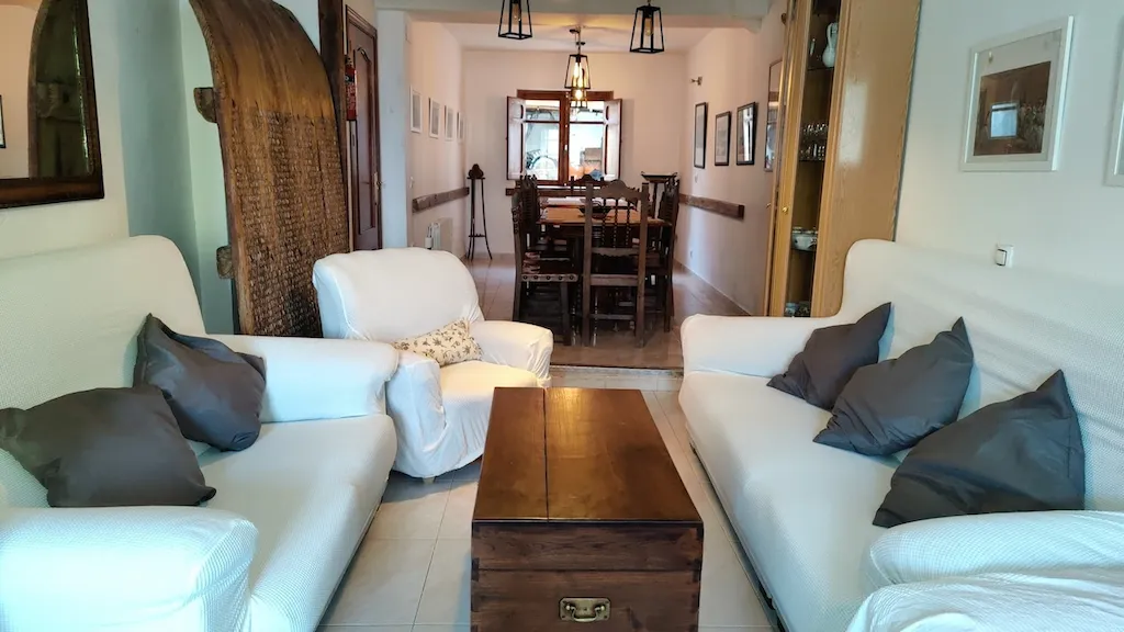 Salón principal con distintos sofás