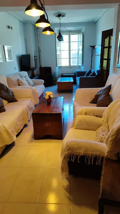 Salón principal con distintos sofás