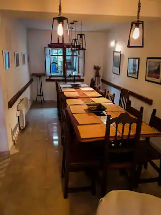 Comedor principal con una mesa grande y cuadros